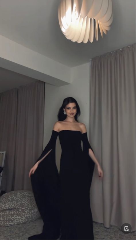 Dresses For Cruises, Formal Dinner Dresses, Hollywood Glam Dress, Hollywood Glamour Dress, Black Dress Classy, Old Hollywood Dress, Wattpad Ideas, Black Dress Women, Dinner Dresses