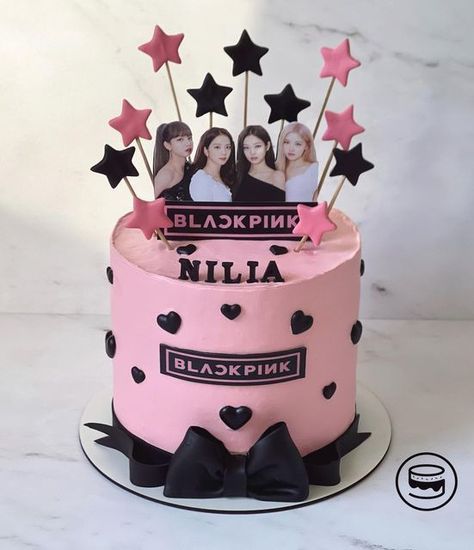 Blackpink Cakes Birthday, Black Pink Cake, Blackpink Pasta, Blackpink Cake, Music Birthday Cakes, Pop Party, 13 Birthday Cake, Golden Cake, Anime Cake