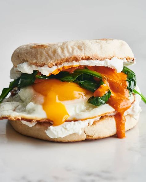 Vegetarian Breakfast Sandwich, Mediterranean Breakfast, Breakfast Slider, Breakfast Sandwich Recipes, Breakfast Photography, Chicken Alfredo Pasta, Alfredo Pasta, Spinach And Cheese, Spinach And Feta