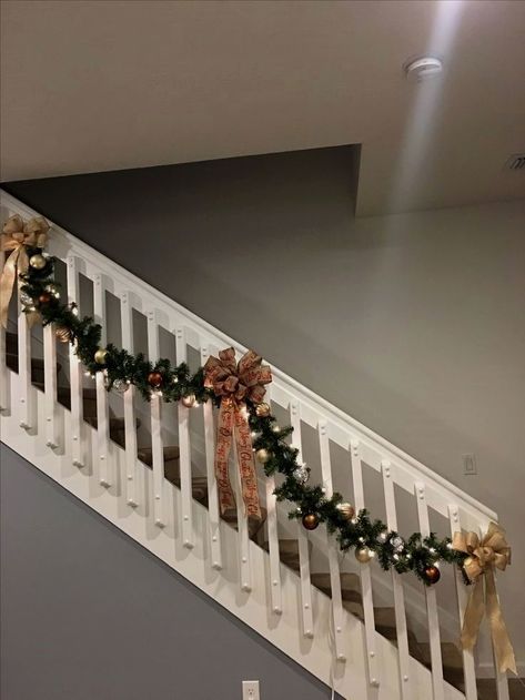 Balcony Ideas Christmas, How To Decorate Stairs For Christmas, Christmas Decorations Stairs, Stair Railing Christmas Decorating Ideas, Christmas Bannister Ideas, Staircase Christmas Decor Railings, Holiday Staircase, Simple Stairs, Staircase Diy