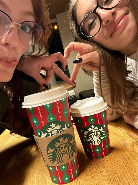 Starbucks Aesthetic Christmas, Christmas Photos Best Friends, Christmas Bestie Pictures, Starbucks Poses Instagram, Starbucks Poses, Starbucks Photoshoot Ideas, Christmas Friends Photoshoot, Bestie Christmas Photoshoot, Christmas Starbucks Cups