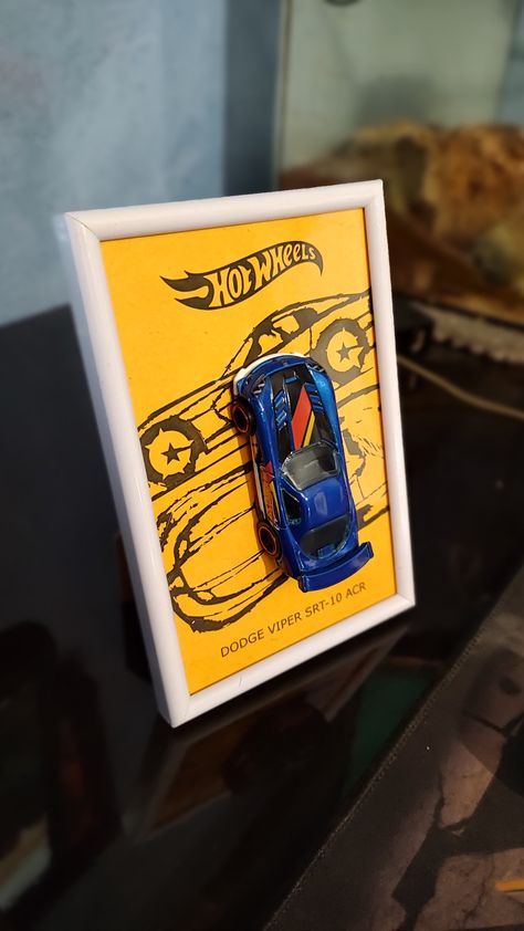 Hot Wheel Crafts, Hot Wheels Crafts, Hot Wheels Art, Hot Wheels Diy, Hot Wheels Themed Birthday Party, Wheel Crafts, Diecast Cars Display, Creative Wall Painting, Anime Character Names