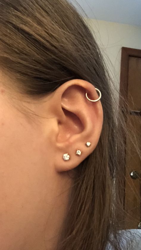 My triple lobe and helix piercing Ušný Piercing, Ear Piercing For Women, Ear Piercing Helix, 3 Ear Piercings, Piercing Bouche, Piercing Face, Bodysuit Tattoos, Ear Peircings, Ear Piercing Studs