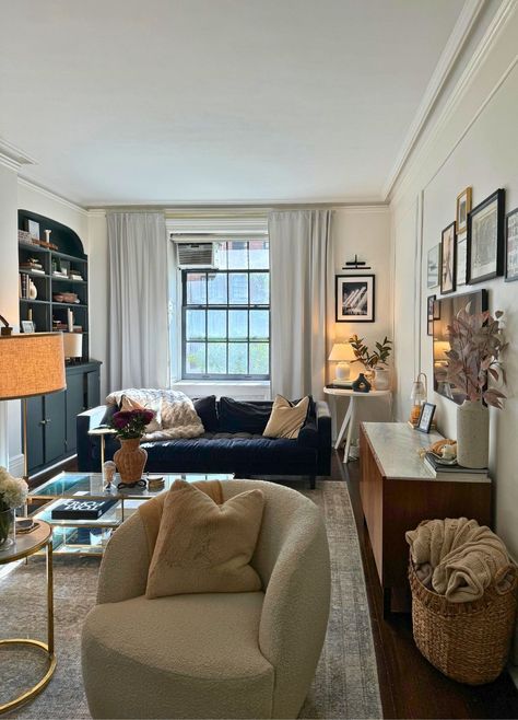 This NYC Apartment Is the Epitome of Cozy Comfort and Architectural Charm New York Apartment Aesthetic, Nyc Apartment Decorating, Chicago Condo, Nyc Studio Apartments, Boucle Chair, Nyc Rooms, Nyc Decor, Nyc Interior Design, Nyc Living