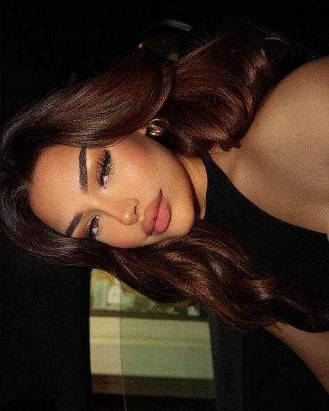 Elegant Selfie Poses, Arab Makeup, Sicilian Women, Middle Eastern Makeup, Greek Women, Soft Glam Makeup, Gorgeous Hair Color, Hair Tattoos, Beautiful Smile Women