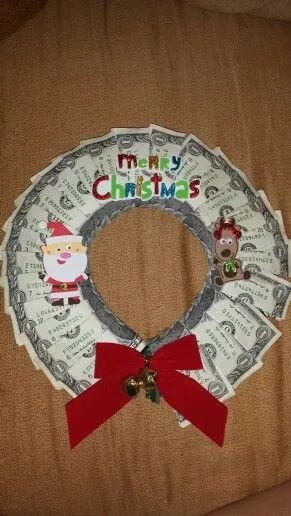 Money Wreath Gift Dollar Bills, Dollar Folding, Money Wreath, Money Gifting, Origami Ring, Money Cakes, Christmas Boyfriend, Diy Christmas Gifts For Friends, Inexpensive Christmas Gifts