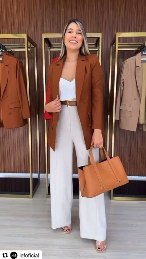 Rust Blazer Outfit, Wide Leg Pants Outfit Work, Contrast Outfit, Pants Outfit Work, Capsule Wardrobe Women, Meeting Outfit, Business Lady, Outfit Elegantes, Wide Leg Pants Outfit