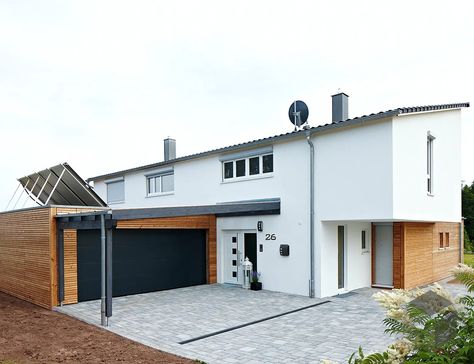 Garage neben Hauseingang - Flachdachgarage mit Holzverkleidung - "Ibiza" von Rems-Murr-Holzhaus | Häuser und Anbieter schnell und einfach vergleichen - Finden Sie jetzt Ihr Traumhaus auf Fertighaus.de | #holzgarage #flachdachgarage #doppelgarage Style At Home, Home Fashion, Ibiza, Garage Doors, Entryway, Dream House, Villa, Garage, House Styles