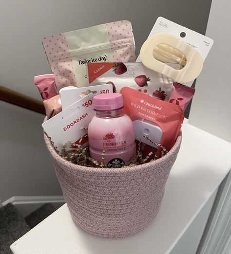 Pink Self Care Basket, Birthday Gifts For Best Friend Baskets, Gift For Postpartum Mom, Best Postpartum Gifts, Postpartum Gifts For Mom, Cute Birthday Baskets For Best Friend, Friend Birthday Basket, Pink Basket Gift Ideas, Gift Basket Aesthetic