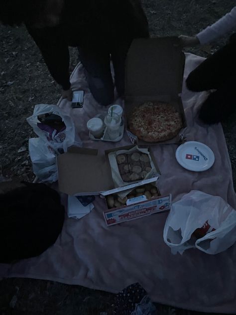 Grunge Picnic, Picnic Date Ideas, Grunge Life, Apps For Teens, Picnic Aesthetic, Date Idea, Cute Date Ideas, Interracial Dating