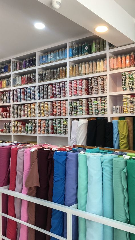 Fabric Shop Display, Fabric Store Design, Design Studio Workspace, Sewing Room Inspiration, Fashion Dream Job, Fashion Designer Studio, Art Studio Room, Sewing Room Design, Studio Room