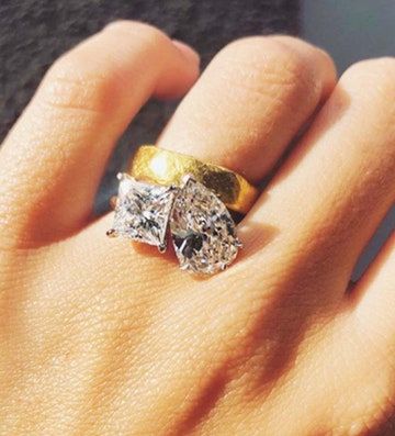 Emily Ratajkowski Giant Engagement Ring is the Proposal Plan You Need | GQ India Modern Engagement Rings, Wedding Rings Solitaire, Classic Engagement Rings, Popular Jewelry, Platinum Engagement Rings, Emily Ratajkowski, Three Stone Rings, Designer Engagement Rings, Perfect Ring