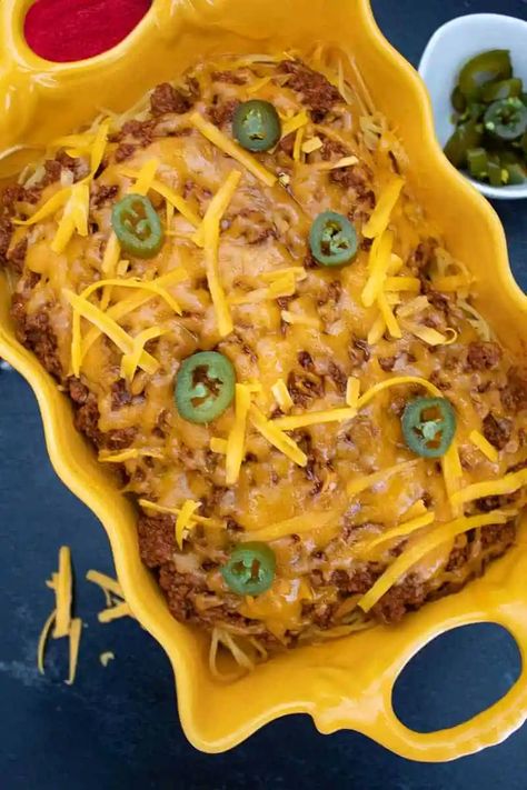 Chili Spaghetti Pie Spaghetti Pie Casserole, Leftover Chili Recipes, Chili Spaghetti, Chili Pie, Chili Casserole, Chili Pasta, Pasta Pie, Leftover Chili, Spaghetti Pie