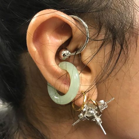 D'heygere on Instagram: “IRL: Annabel Ear Wrap Stud Earrings Fortune Ear Cuff X @dada.service #dheygereIRL” Cool Piercings, Dope Jewelry, Jewelry Lookbook, Funky Jewelry, Mode Inspo, Jewelry Inspo, Dream Jewelry, Pretty Jewellery, Ear Jewelry