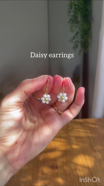 LOVVING on TikTok Beaded Daisy Earrings, Anting Manik, Jewelry Making Tutorial, Beaded Daisy, Diy Earrings Easy, Diy Jewelry Making Tutorials, Diy Beaded Rings, Earrings Tutorial, Seni Dan Kraf