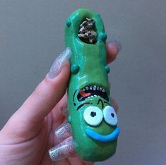 Clay Pipes, Pickle Rick, Cool Pipes, Pretty Pens, Bongos, Keramik Design, Puff And Pass, Clay Art Projects, So Funny