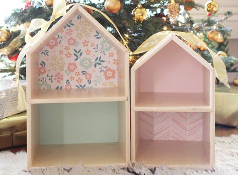 A DIY Wooden Dollhouse - Pepper Design Blog Diy Wooden Dollhouse Plans, Calico Critter House Diy, Diy Wood Dollhouse, Diy Wooden Dollhouse, Dollhouse Furniture Plans, Dollhouse Woodworking Plans, Wood Dollhouse, Diy Miniatures, Calico Critter