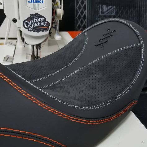 The Custom Stitching Co. on Instagram: “Anybody like Harley seats?? 👀👀 #stillgotit #bigwheelbagger #contraststitching #customseat #leather #harleydavidson #bxcustomdesigns…” Custom Motorcycle Seats Design, Bike Seat Design, Custom Motorcycle Shop, Harley Davidson Seats, Bike Gadgets, Harley Davidson Cvo, Automotive Upholstery, Bike Details, Leather Folder