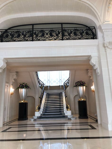 Old Money House Interior, House Interior Entrance, Home Entrance Interior, Old Money Mansion, Mansion Entrance, Luxury Stairs, Interior Entrance, Old Money House, Rich Luxury