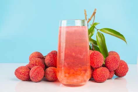 Lychee juice and lychee fruit. | Free Photo #Freepik #freephoto #food #tree #summer #nature Lychee Fruit Aesthetic, Litchi Drinks, Lychee Benefits, Ceres Juice, Lychee Syrup, Lychee Soda, Fruits Benefits, Food Tree, Lychee Juice