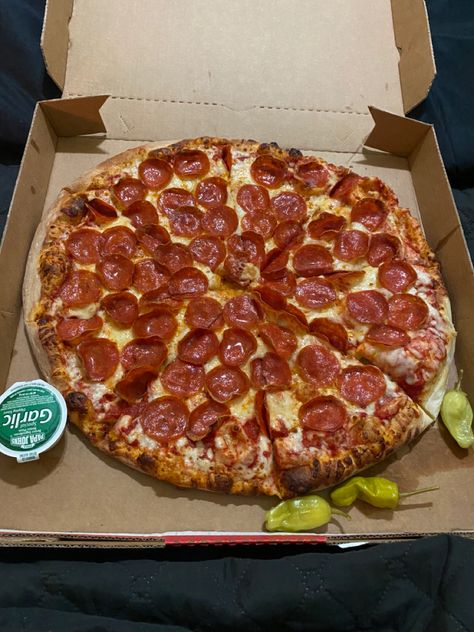 Papa Johns Pizza Bowl Recipe, Papa Johns Pizza Aesthetic, Pepperoni Pizza Mac And Cheese, Food Pizza Aesthetic, Homemade Pizza Night Aesthetic, Papa Johns Pizza, Papa John, Papa Johns, Large Pizza