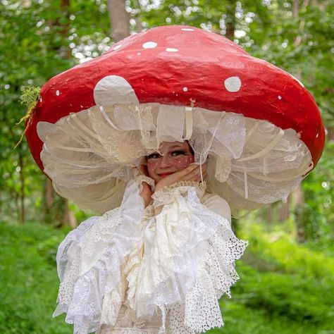 Mushroom Outfit Aesthetic, Umbrella Mushroom, Mushroom Diy, Karneval Diy, Mushroom Outfit, Faerie Aesthetic, Mushroom Core, Mushroom Costume, Fairy Cosplay