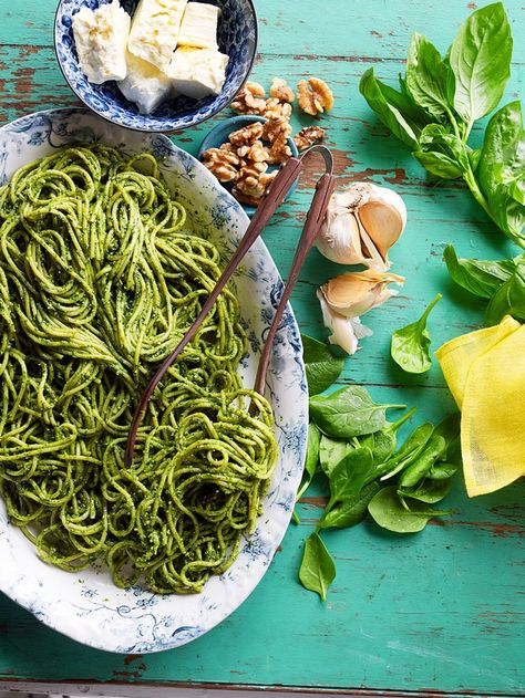 Peruvian-style spaghetti pesto, (tallarines verdes). Peruvian Pesto, Spaghetti Pesto, Pasta Basil, Indian Jones, Spaghetti With Spinach, Peruvian Style, Peruvian Dishes, Verde Recipe, Green Spaghetti