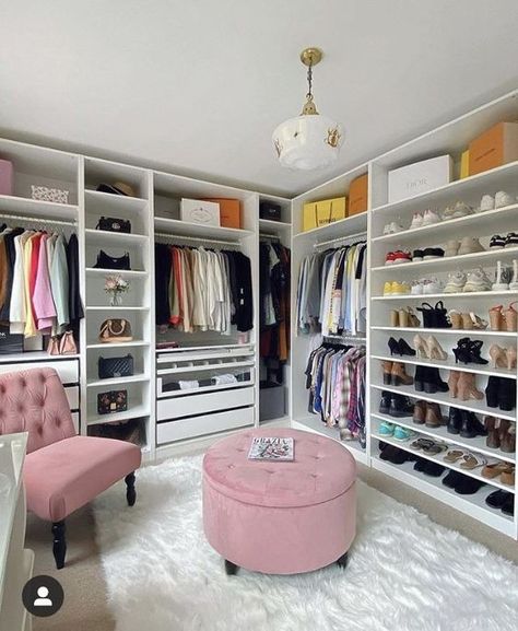 12 idées géniales pour avoir un dressing bien rangé Dress Collection Closet, Closet Room Aesthetic, Large Closet Ideas, Room Into Closet, Walk In Closet Room Ideas, Bedroom To Closet, Dressing Room Aesthetic, Room Closet Ideas, Dressing Aesthetic