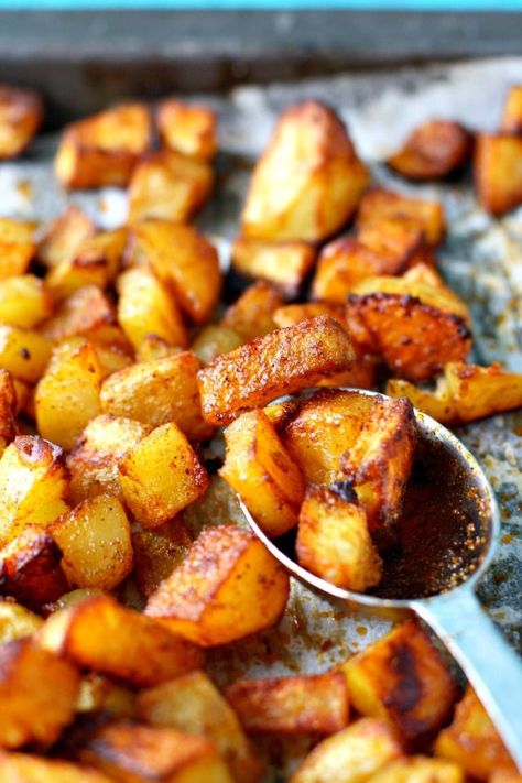 These perfectly seasoned roasted potatoes are the perfect side dish! Everyone loves this delicious recipe - it's gluten free and vegan, too. Seasoning For Potatoes, Potato Seasoning, Seasoned Roasted Potatoes, Roasted Potato, Seasoned Potatoes, Potato Sides, Potato Dishes, Idee Pasto Sano, Perfect Side Dish