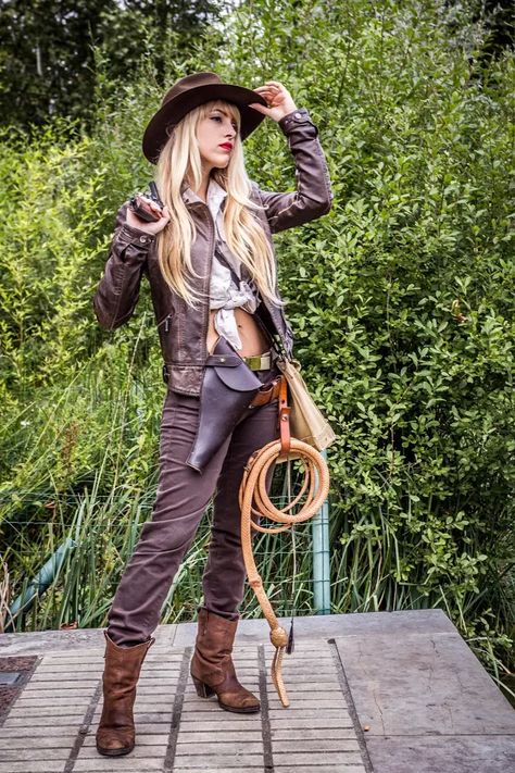 Lady Indiana Jones Indiana Jones Costume Female, Movies Photoshoot, Indiana Jones Cosplay, Indiana Jones Costume, Gender Bend Cosplay, Gamer Cosplay, Outlaw Women, 80's Movies, Chat Halloween