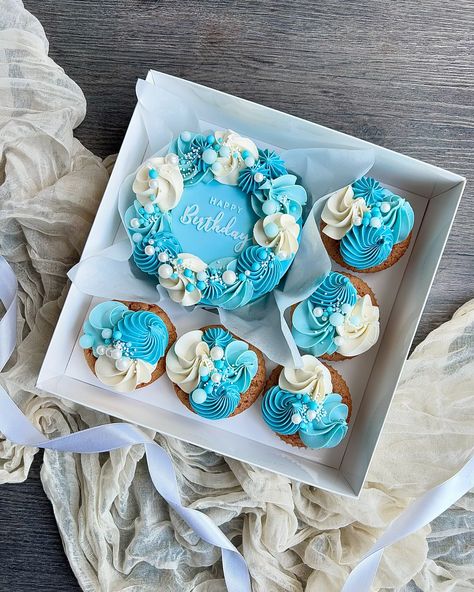 🩵 P A S T E L • B L U E S 🩵 • Sky Blue & White @colour.mill • Sprinkles @cakenbakeonline @shirebakery • Embosser @lissieloulondon • Packaging @bakeboxesuk DM or EMAIL to order 🩵 #bento #bentobox #bentocake #bentocakes #bentocakeandcupcakes #skyblue #bluecake #birthdaycake #cupcakes #cupcakedecorating #bentoideas #bentoinspo #bentodecorating #caketutorial #buttercream #buttercreamcakes #buttercreampiping #pipingtechniques #pipingtutorial #essexcakes #essexcakemaker #essexcakeshop #harlo... Bento Box Cake With Cupcakes, Blue Bento Cake, Beautiful Cupcakes Birthday, Bento Box Cake, Blue Baby Shower Cake, Modern Birthday Cakes, White Birthday Cakes, Bento Cakes, Chocolate Cake Designs