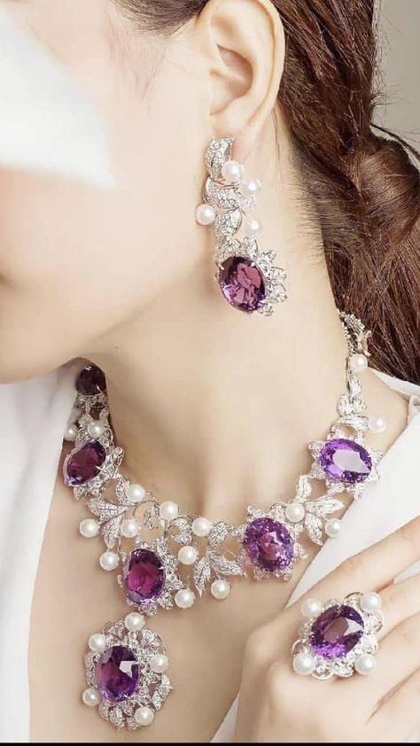 Stone Jewellery Indian, Beautiful Jewelry Diamonds, Traditional Necklace, Pearl Amethyst, Neck Pieces Jewelry, Beautiful Beaded Jewelry, Diamond Jewelry Set, Bridal Jewelry Vintage, Fancy Jewelry Necklace