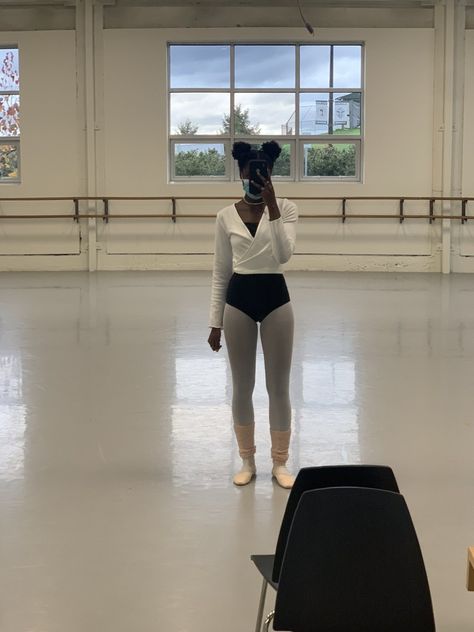 Black Dancers, Flexibility Dance, Ballerina Outfit, Ballet Beauty, Class Outfit, Ballet Inspiration, Black Ballerina, Ballet Clothes, Dancing Aesthetic