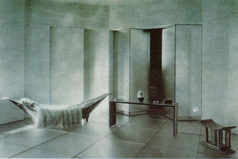 The rue de Lota apartment designed by Eileen Gray with her Bibendum Chair, Serpent Chair and Block Screen visible in the doorway.  http://de... Eileen Grey, Berenice Abbott, Eileen Gray, Paris Design, Van Der Rohe, Gray Interior, Vintage Interiors, Gray Design, Interior Deco