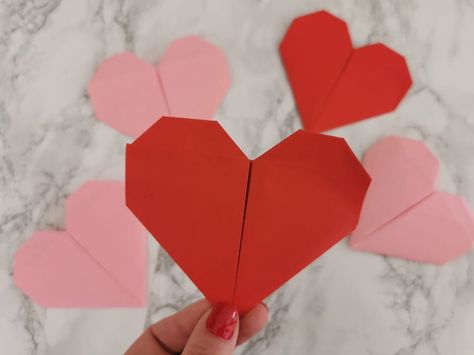 Laissez des petits cœurs en papier trainer un peu partout pour dire je t'aime. Avec cet origami cœur, c'est facile et rapide, il suffit d'une feuille carrée et de quelques étapes de pliages. Cadeau Diy, St Valentin, Paper Lamp, Origami, Novelty Lamp, Arts And Crafts, Art