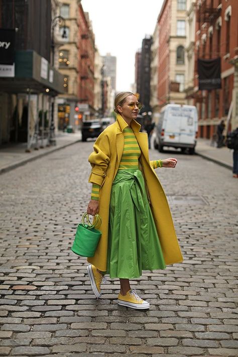 Blair Eadie wears a green tie waist midi skirt by TIbi // On Atlantic-Pacific discussing her newest spring color combinations  // Sweater by Michael Kors and bag by Simon Miller // Click through for full look details and more skirt outfits on site Blair Eadie, Atlantic Pacific, Giovanna Battaglia, Anna Dello Russo, Rock Outfit, Office Outfits Women, Nyc Photography, Yellow Outfit, Sarah Jessica Parker