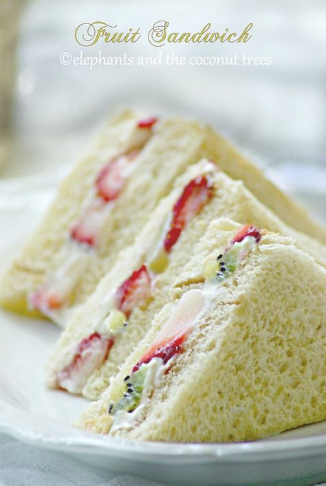 Finger Sandwiches Tea Party, Sweet Tea Sandwiches, Princess Lunch Ideas, Tea Party Finger Foods, Picnic Food Recipes, Tea Party Sandwiches Recipes, Fruit Sandwiches, Cake Sandwiches, Japanese Fruit