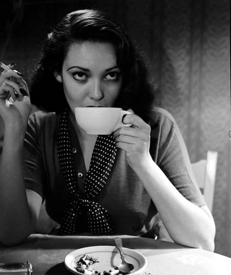 People Drinking Coffee, Linda Darnell, A Streetcar Named Desire, Noir Movie, No Way Out, Classic Actresses, Drinking Coffee, Tea Art, Coffee Drinkers