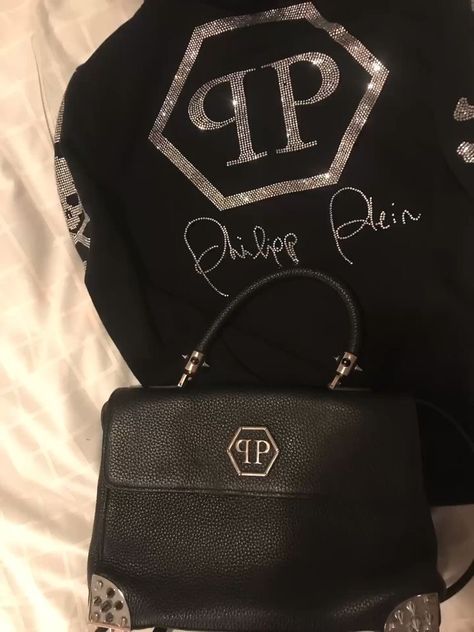 Philipp plein bag hand black sweatshirt women rhinestones strass luxury pure spike Phillips Plein, Sweatshirt Outfit, Philipp Plein, Hand Bag, Work Outfit, Shoes Mens, Handbags, Sweatshirts, Silver