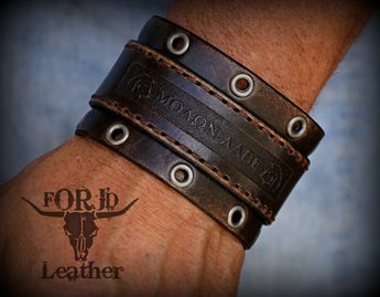 Bracelet En Cuir Diy, Mens Leather Cuff Bracelets, Diy Leather Bracelet, Leather Wallet Pattern, Personalized Leather Bracelet, Leather Bracelets Women, Leather Art, Bracelet Leather, Wallet Pattern