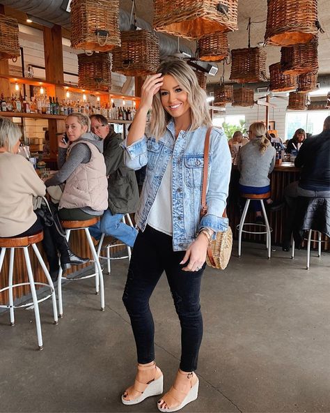 Sarah Knuth on Instagram: “Have you ever wondered if it’s awkward for Bloggers to take outfit pics in public? Here’s your answer. 👀👀 If you think I look awkward you…” Sarah Knuth, Outfit Pics, Jean Jacket Outfits, Denim Details, Denim Outfit, Spring Summer Outfits, Fall Winter Outfits, Outfits Casuales, Latest Fashion For Women