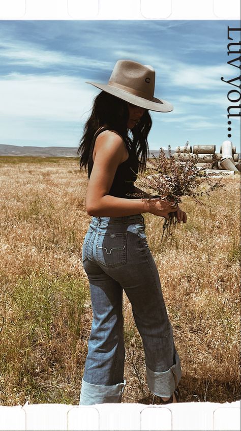 Demin Overalls Outfit, Western Lesbian Style, Short Hair And Cowboy Hats, Hippies And Cowboys Aesthetic, Western Cottage Core Outfits, Minimalist Cowgirl Outfit, Hippy Cowgirl Style, Crunchy Cowgirl Aesthetic, Vintage Western Aesthetic Outfits