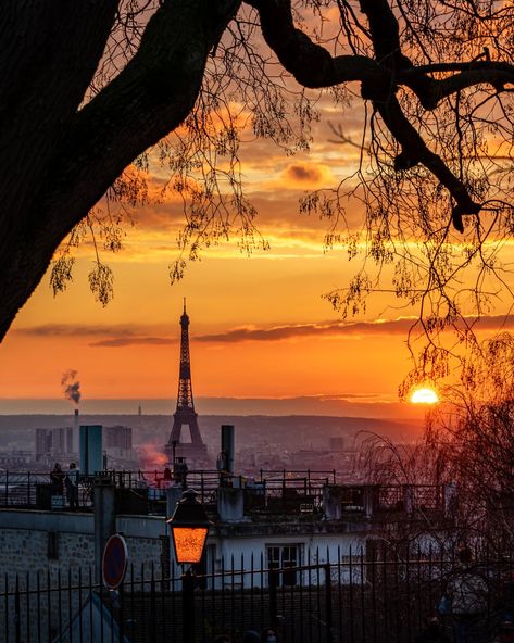 Paris Aesthetic Night, Sunrise Paris, Friends In Paris, Paris Sunset, Paris Wallpaper, Sunset City, Adventure Aesthetic, Paris Aesthetic, Sunset Wallpaper