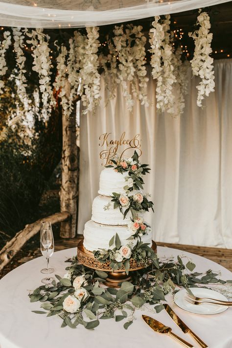 Round Wedding Cake Table Ideas, Wedding Cake Ideas With Greenery, Cake Table Inspiration, Rustic Wedding Cake Table Set Up, Brides Cake Table Ideas, Cake Table Greenery, Bride Cake Table, Cake Table Wedding Decorations, Greenery Dessert Table