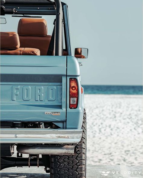 Ford Bronco Beach Aesthetic, Blue Ford Bronco Aesthetic, Ford Bronco Aesthetic Wallpaper, Vintage Ford Bronco Aesthetic, Bronco Ford 2022, Ford Bronco Wallpaper, Bronco Painting, Bronco Wallpaper, Ford Bronco 2023