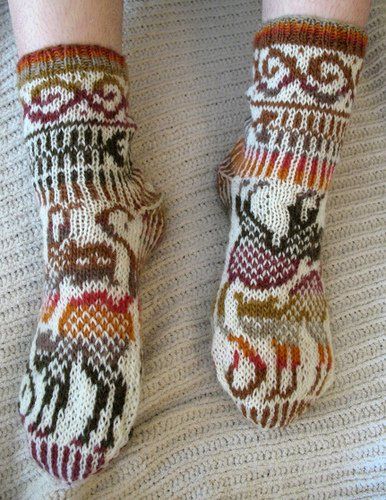 cat motif socks Cat Patterns, Fair Isles, Knitted Cat, Hand Knit Socks, Cat Socks, Haken Baby, Crochet Socks, Sock Knitting Patterns, Knitted Socks