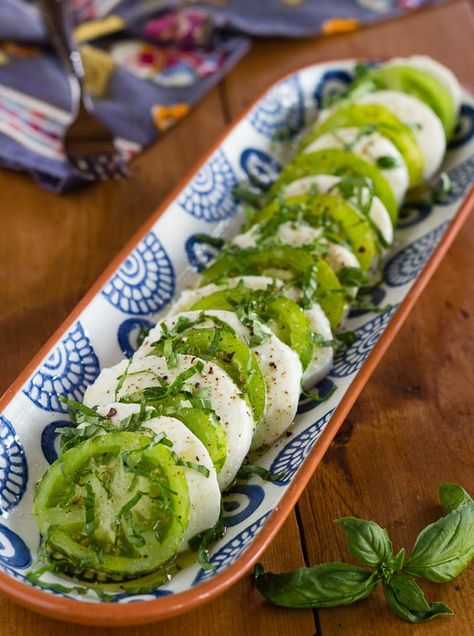 Tomato Caprese Salad, Green Zebra Tomato, Sunday Meals, Tomato Caprese, Caprese Salad Recipe, Vegetarian Salad, Meatless Mondays, Harvest Recipes, Green Zebra