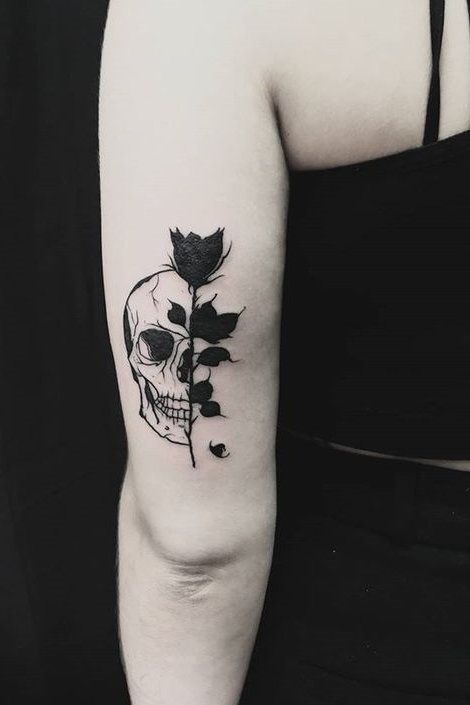 Skull Tattoos For Women, Skull Finger Tattoos, Small Skull Tattoo, Skull Tattoo Flowers, Feminine Skull Tattoos, Tattoo Artist Tattoo, Skull Rose Tattoos, Tattoo Design Tattoo, Artist Tattoo