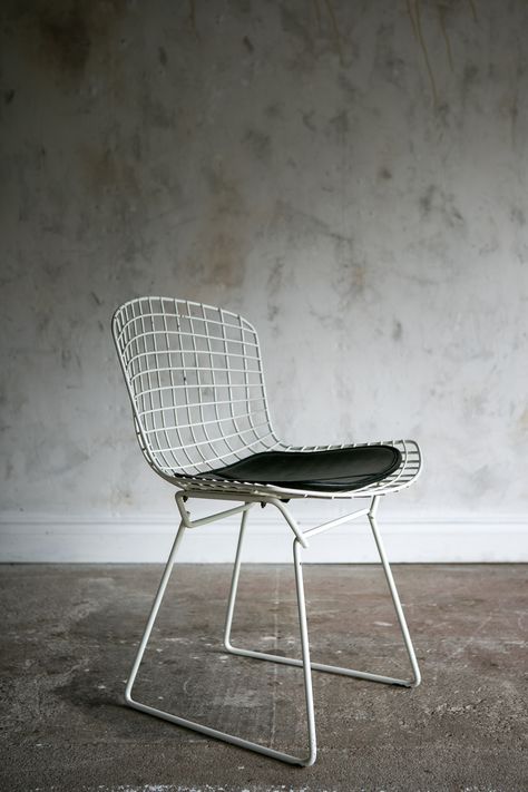 Knoll Cesca Chair, Harry Bertoia Chair, Bertoia Diamond Chair, Outdoor Chairs Design, Retro Studio, Knoll Bertoia Chair, Bertoia Side Chair, Bertoia Chair, Chaise Vintage Metal