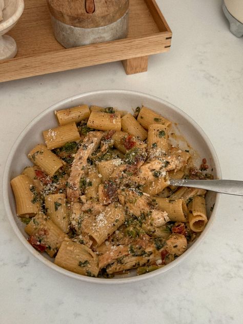 High Protein Creamy Chicken + Veggie Pasta Chicken Veggie Pasta, High Protein Pasta Recipes, Protein Pasta Recipes, High Protein Pasta, Pasta With Chicken, Healthy Protein Meals, Protein Dinner, Protein Pasta, Protein Lunch